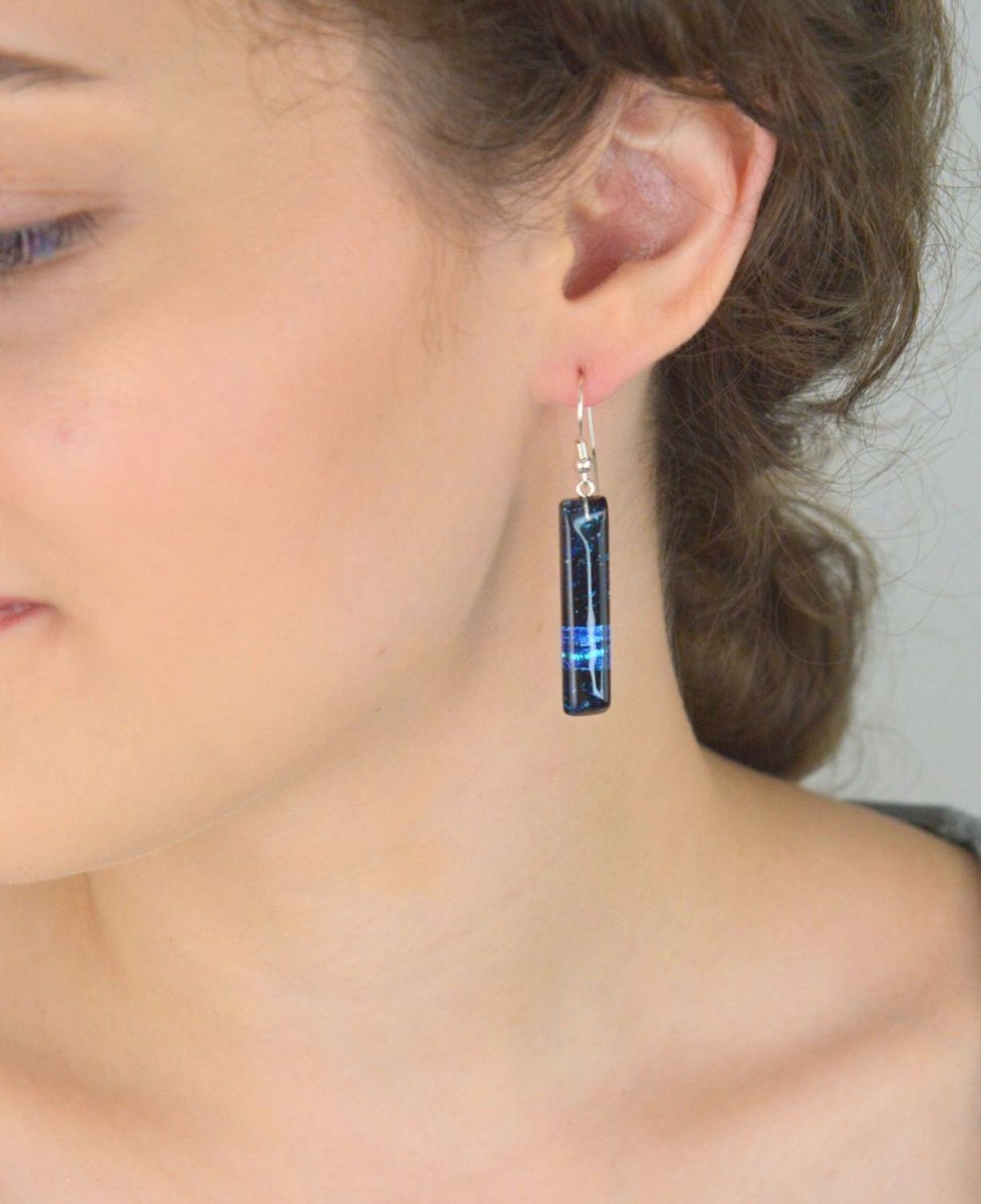 Unikatowe kolczyki srebrne 925 z zawieszkami ze szkła Murano w odcieniach niebiesko-granatowych. Waga 8 g, zapięcie bigiel otwarty. Artystyczna biżuteria.1.jpg